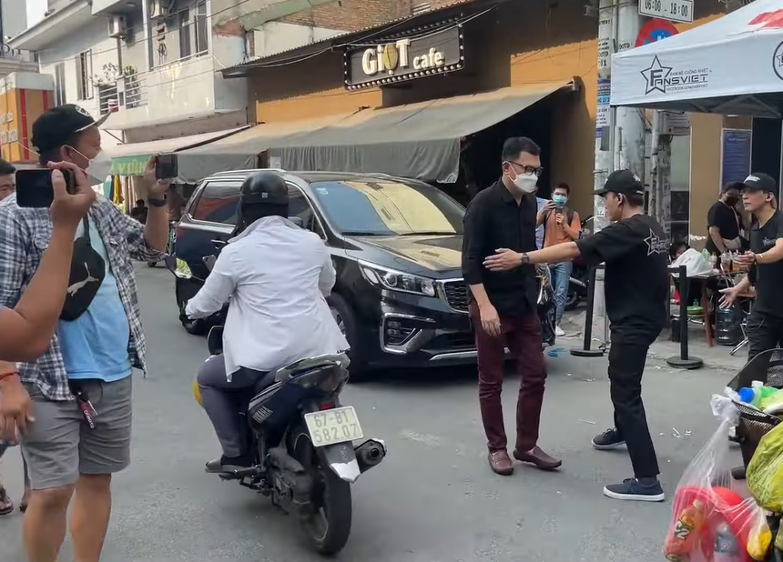 Vợ chồng Thu Trang, Thương Tín và dàn sao đến viếng, Ngọc Huyền tất bật lo liệu tang lễ cố NS Vũ Linh - Ảnh 8.