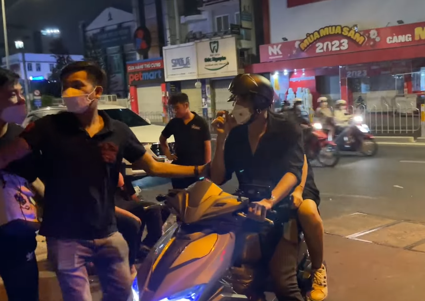 Vợ chồng Thu Trang, Thương Tín và dàn sao đến viếng, Ngọc Huyền tất bật lo liệu tang lễ cố NS Vũ Linh - Ảnh 11.