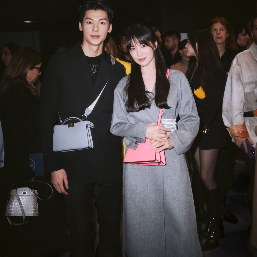 Loạt ảnh gấp đôi visual mùa Fashion Week 2023: Song Hye Kyo - Jeon Ji Hyun ''lão hóa ngược'' bên trai trẻ, Jennie ốm mà vẫn sang, Lưu Diệc Phi gây sốc visual - Ảnh 7.