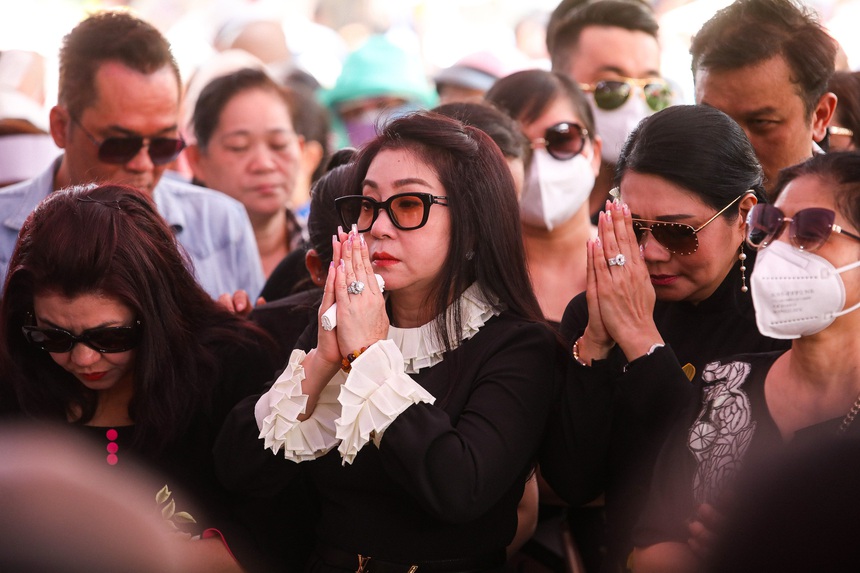 Việt Hương giải thích lý do không có mặt tại lễ tang NS Vũ Linh: 'Không phải muốn đi là đi. Có duyên lúc này thì đi, không có duyên thì coi như mình không thể chia sẻ' - Ảnh 4. Việt Hương giải thích lý do không có mặt tại lễ tang NS Vũ Linh: 'Không phải muốn đi là đi. Có duyên lúc này thì đi, không có duyên thì coi như mình không thể chia sẻ' - Ảnh 4.