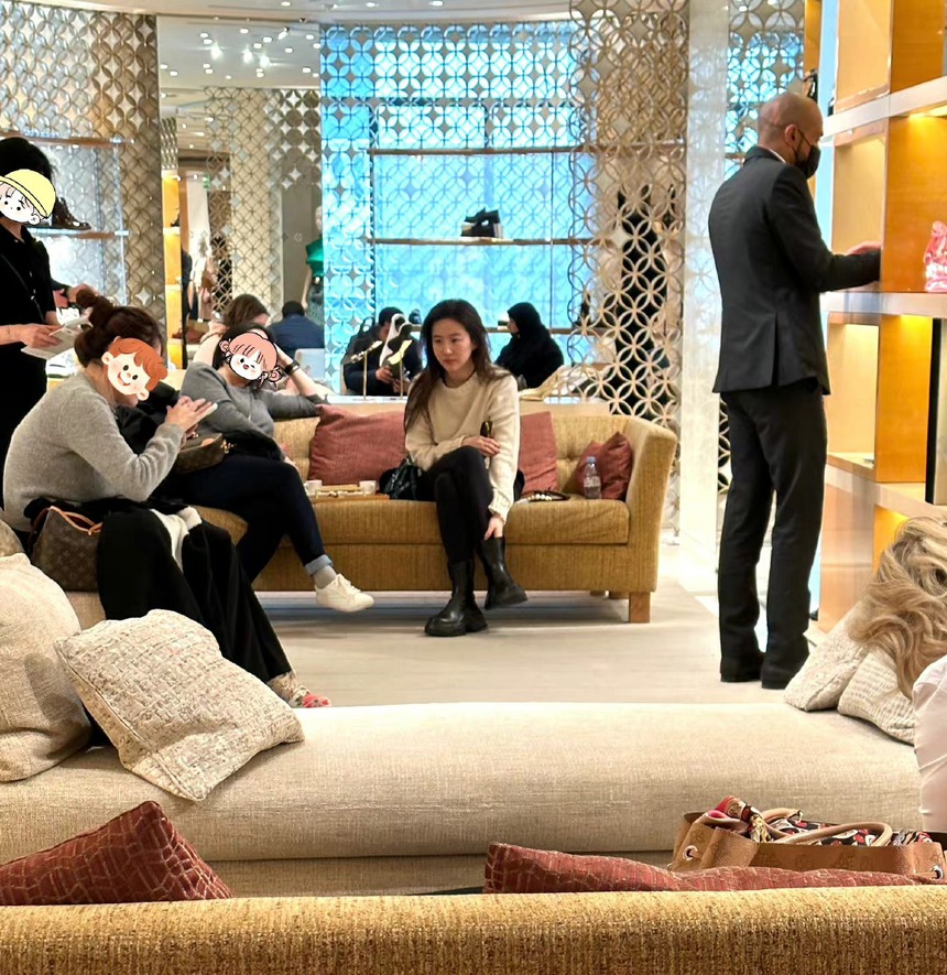 Bắt gặp Lưu Diệc Phi mua sắm tại Paris, nhan sắc thật gây bất ngờ - Ảnh 4.