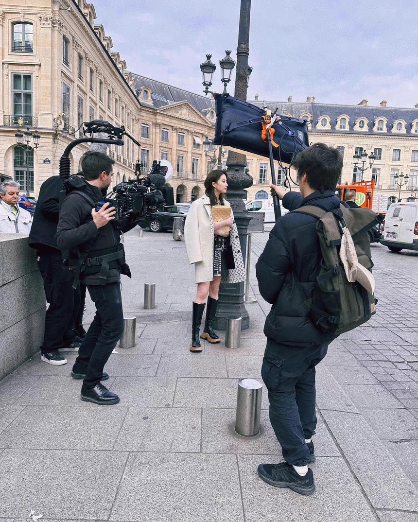 Bắt gặp Lưu Diệc Phi mua sắm tại Paris, nhan sắc thật gây bất ngờ - Ảnh 2.