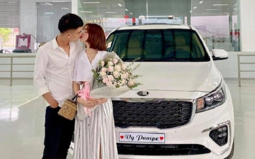 Chuyện tình từ khi trắng tay đến lúc giàu sang của Mạc Văn Khoa và bà xã lớn hơn 3 tuổi - Ảnh 2. Chuyện tình từ khi trắng tay đến lúc giàu sang của Mạc Văn Khoa và bà xã lớn hơn 3 tuổi - Ảnh 2.