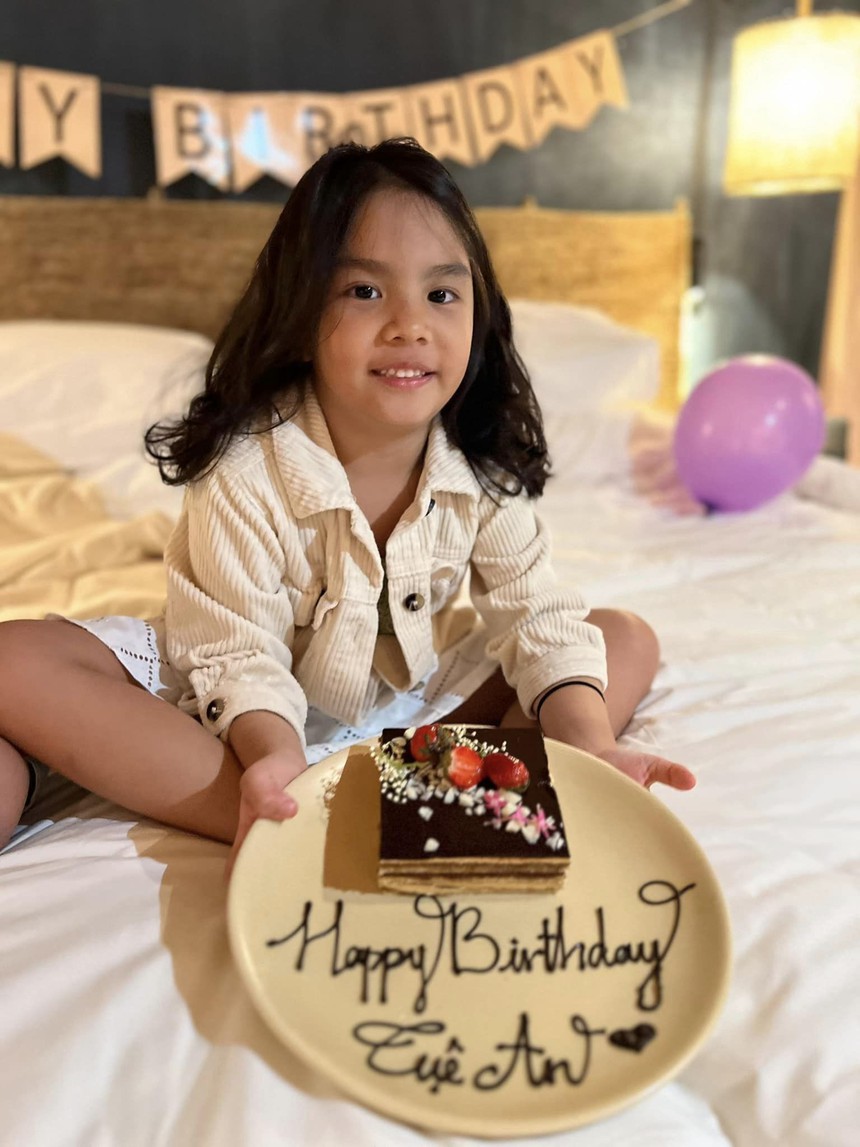 Phạm Quỳnh Anh và Quang Huy tổ chức sinh nhật cho con gái, một nhân vật xuất hiện gây chú ý - Ảnh 2. Phạm Quỳnh Anh và Quang Huy tổ chức sinh nhật cho con gái, một nhân vật xuất hiện gây chú ý - Ảnh 2.
