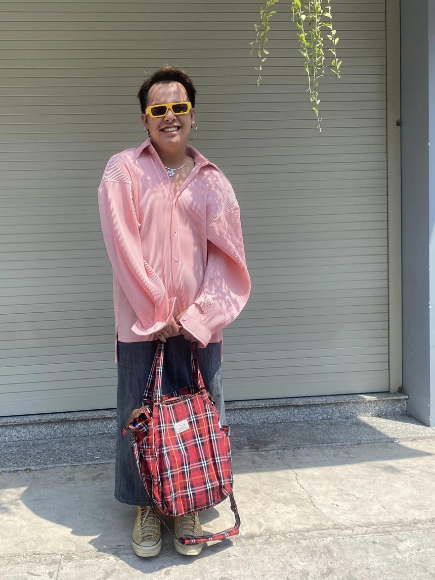 Gặp chàng trai có sở thích mặc váy: Từ cô thợ may đến các chị đồng nghiệp đều khen ngầu, không quá tự tin nhưng được cái hay... mặc kệ ai soi mói - Ảnh 1. Gặp chàng trai có sở thích mặc váy: Từ cô thợ may đến các chị đồng nghiệp đều khen ngầu, không quá tự tin nhưng được cái hay... mặc kệ ai soi mói - Ảnh 1.