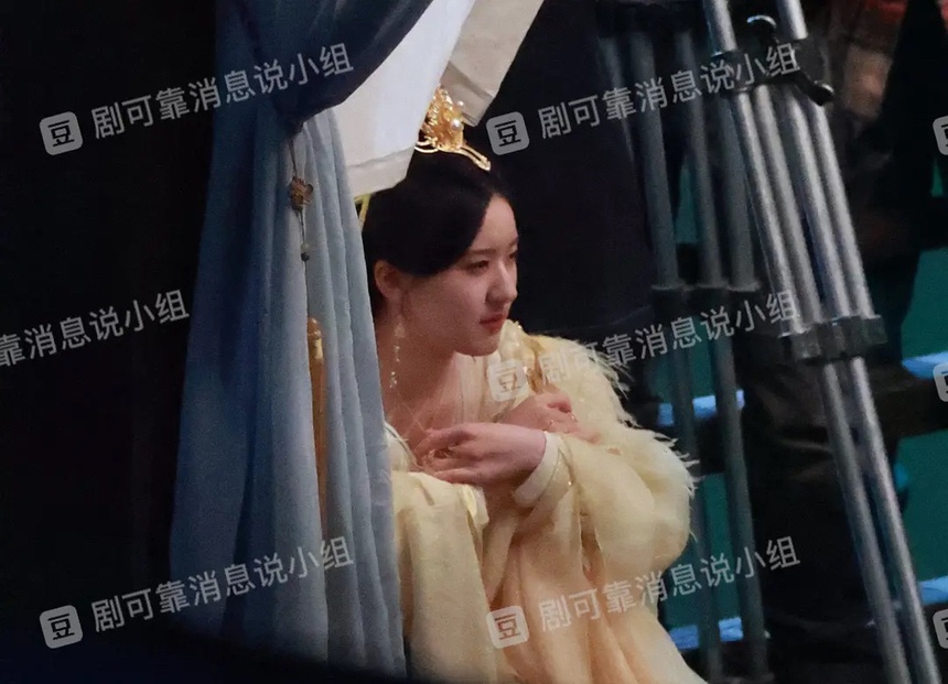 Thất vọng toàn tập với nhan sắc chưa qua chỉnh sửa của Triệu Lộ Tư, lộ một lô khuyết điểm khác xa ảnh phim chính thức - Ảnh 4.