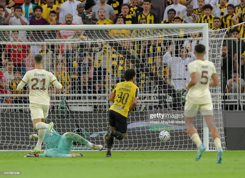 Ronaldo sút bóng thẳng lên khán đài, Al Nassr nhận trận thua đầy tai hại  - Ảnh 3.