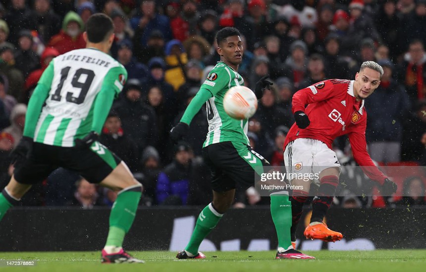 Đứng dậy sau thảm bại, Man United "nhấn chìm" Real Betis trong cơn mưa bàn thắng - Ảnh 2.