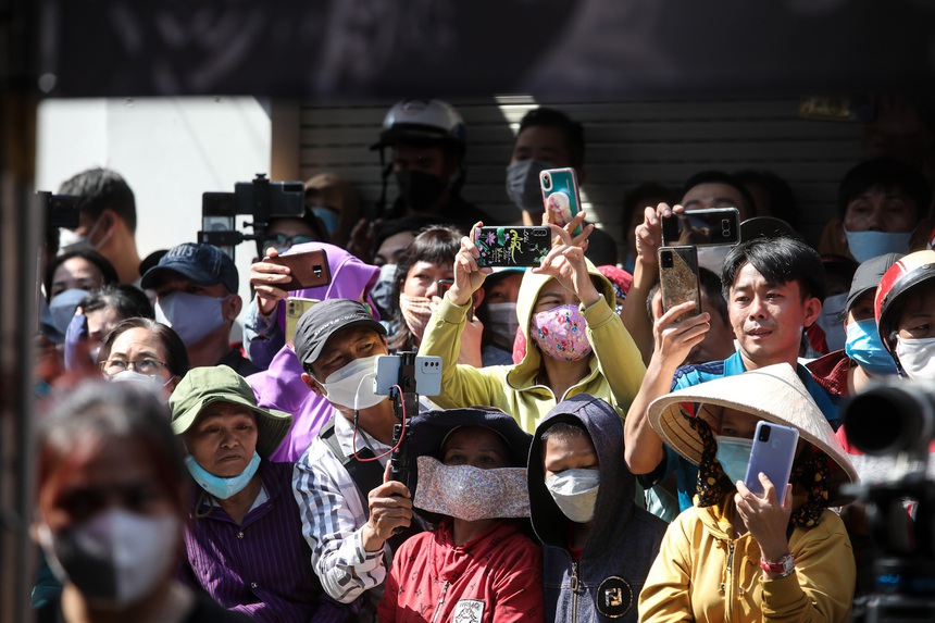 Nhức mắt cảnh hàng loạt YouTuber và TikToker giật tit, câu like sau đám tang của NSƯT Vũ Linh - Ảnh 4.