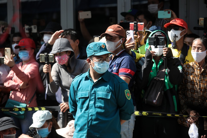 Hàng trăm người dân tập trung kín đường, - Ảnh 9. Hàng trăm người dân tập trung kín đường, - Ảnh 9.