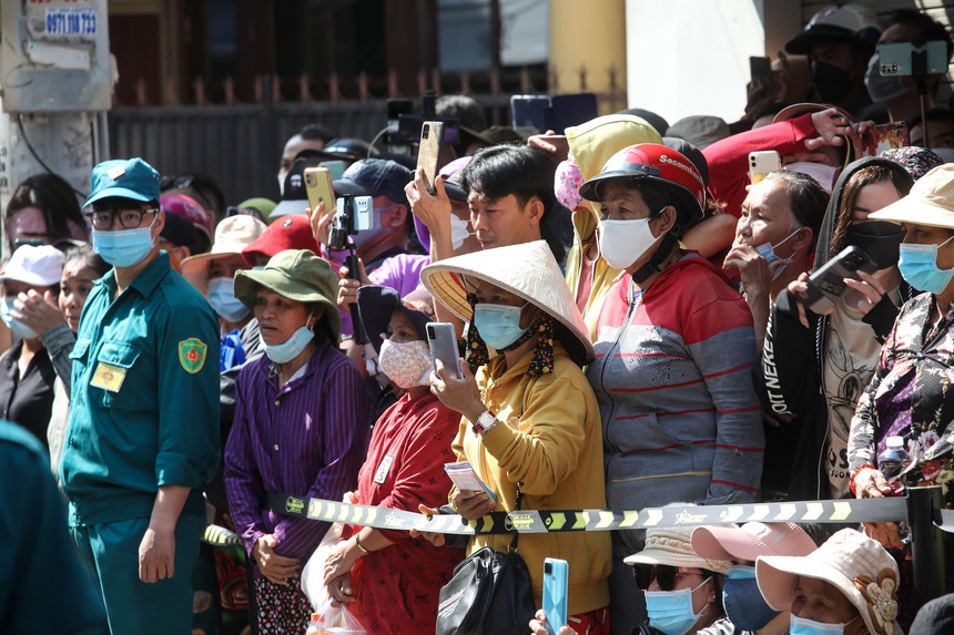 Hàng trăm người dân tập trung kín đường, - Ảnh 7. Hàng trăm người dân tập trung kín đường, - Ảnh 7.