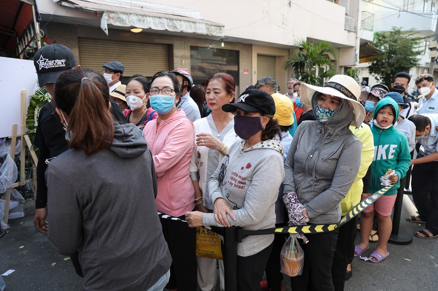 Hàng trăm người dân tập trung kín đường, - Ảnh 6. Hàng trăm người dân tập trung kín đường, - Ảnh 6.