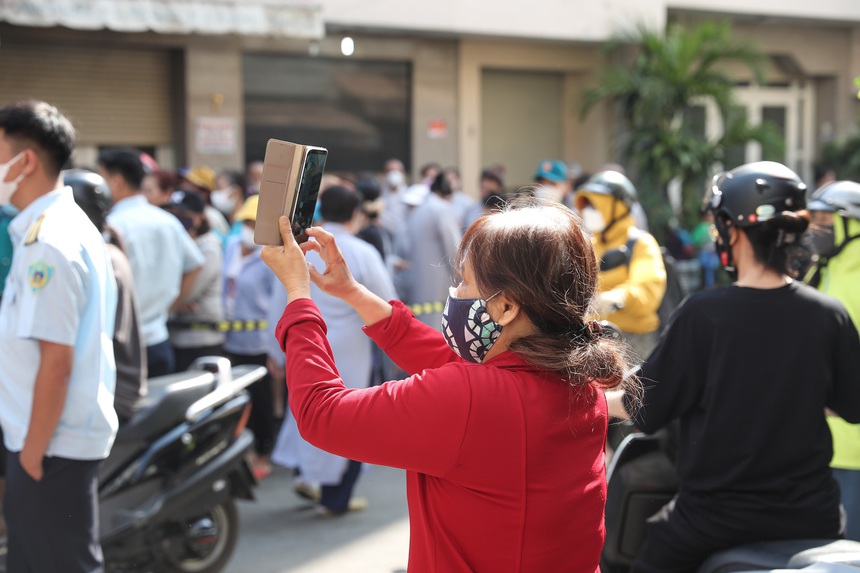 Hàng trăm người dân tập trung kín đường, - Ảnh 8. Hàng trăm người dân tập trung kín đường, - Ảnh 8.