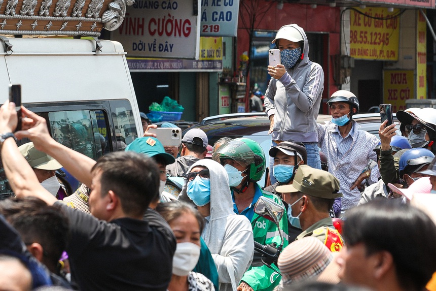 Hàng trăm người dân tập trung kín đường, YouTuber chen lấn hỗn loạn tại đám tang NS Vũ Linh - Ảnh 6. Hàng trăm người dân tập trung kín đường, YouTuber chen lấn hỗn loạn tại đám tang NS Vũ Linh - Ảnh 6.