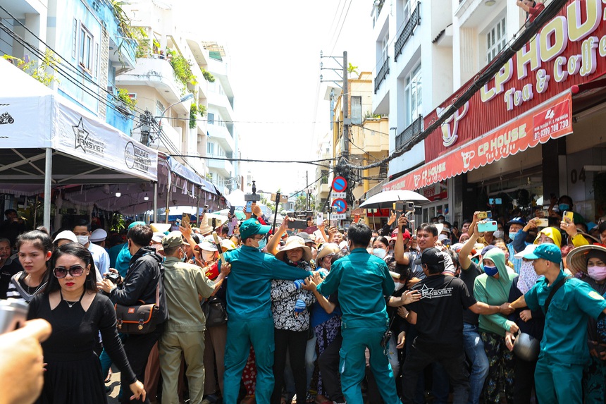 Hàng trăm người dân tập trung kín đường, YouTuber chen lấn hỗn loạn tại đám tang NS Vũ Linh - Ảnh 3. Hàng trăm người dân tập trung kín đường, YouTuber chen lấn hỗn loạn tại đám tang NS Vũ Linh - Ảnh 3.
