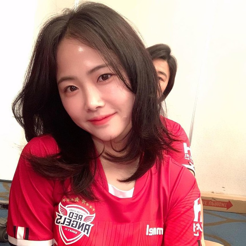 'Nữ thần' bóng đá Hàn Quốc sau 2 năm lấy chồng vẫn đẹp xuất sắc, sự nghiệp thăng tiến khiến fan tiếc nuối - Ảnh 2.