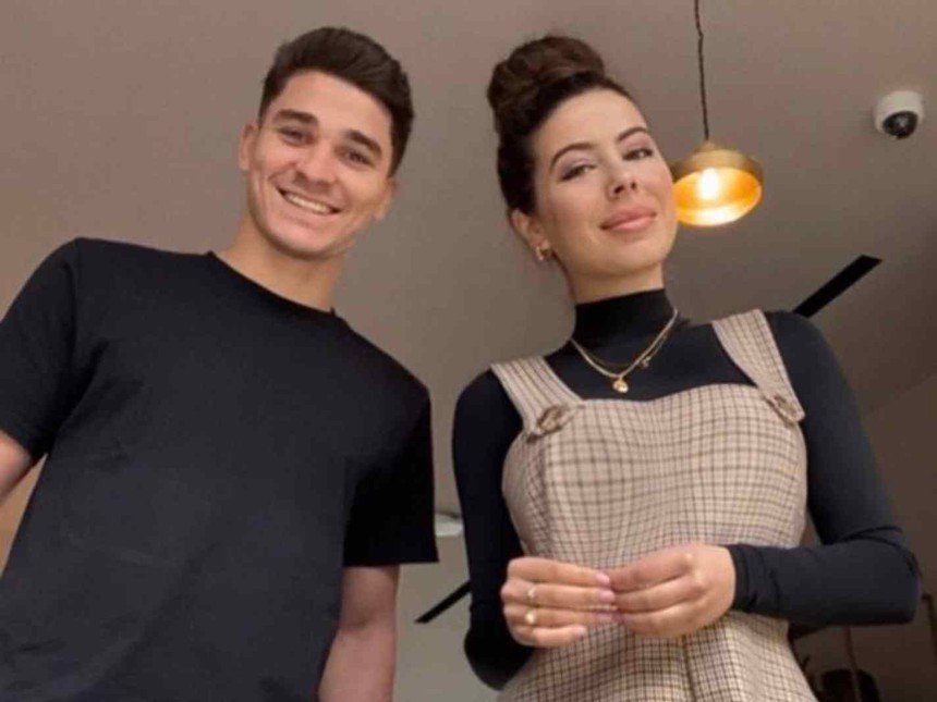 Cô giáo dạy tiếng Anh cho cầu thủ Premier League Sara Duque bị mất việc vì quá nóng bỏng - Ảnh 2.