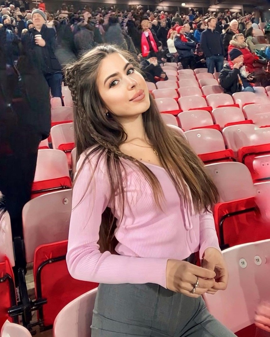 Cô giáo dạy tiếng Anh cho cầu thủ Premier League Sara Duque bị mất việc vì quá nóng bỏng - Ảnh 6.