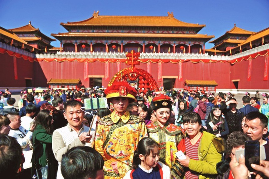 Bùng nổ "du lịch nhập vai" ở Trung Quốc: Khách tha hồ nói chuyện với "Hoàng đế", hóa thân thành thám tử hay chiến binh cổ đại - Ảnh 1.