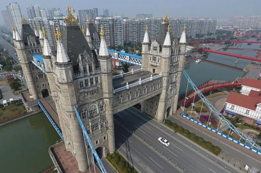 Những công trình 'nhái' kỳ quái ở Trung Quốc: Tháp Eiffel, Cầu tháp London hay Tượng nhân sư khổng lồ... đều có - Ảnh 1.