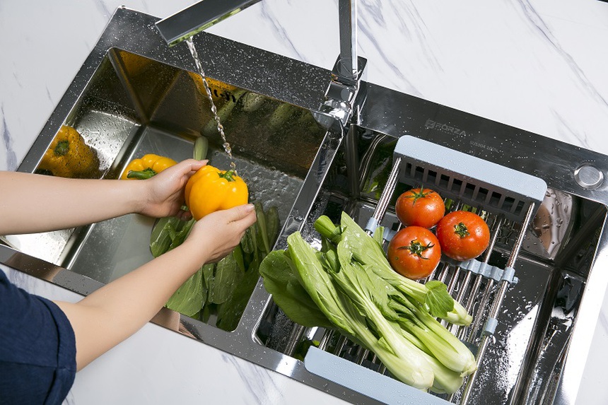 Ai cũng dùng vật này để rửa rau, thực phẩm nhưng không hề biết còn bẩn hơn bồn cầu, bệnh truyền nhiễm từ đây mà ra - Ảnh 2.