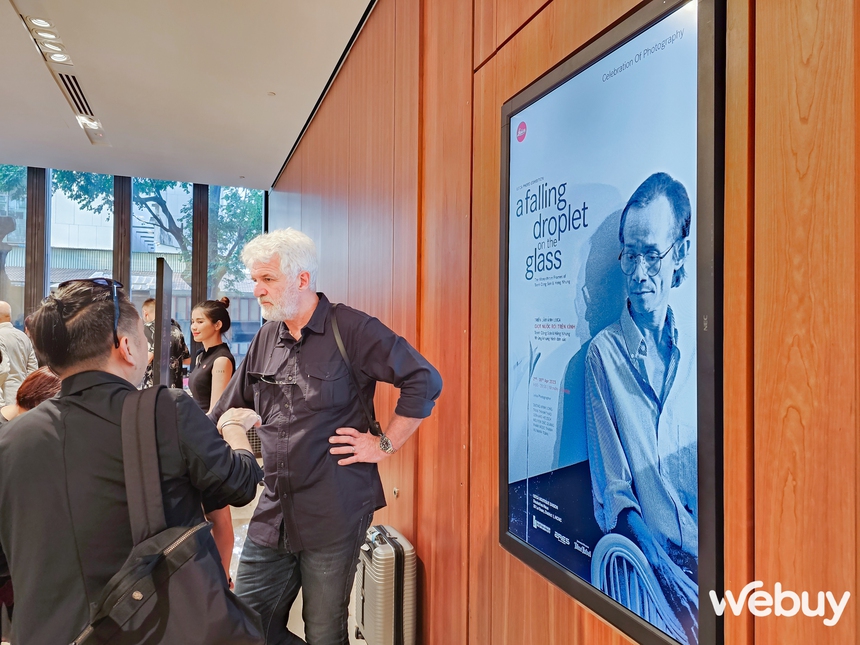 Triển lãm ảnh “GIỌT NƯỚC RƠI TRÊN KÍNH”, ngắm nhìn Trịnh Công Sơn và Hồng Nhung qua những khung hình đơn sắc - Ảnh 1.