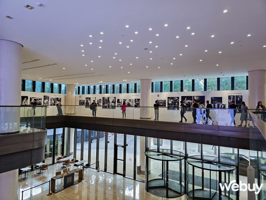 Triển lãm ảnh “GIỌT NƯỚC RƠI TRÊN KÍNH”, ngắm nhìn Trịnh Công Sơn và Hồng Nhung qua những khung hình đơn sắc - Ảnh 4.