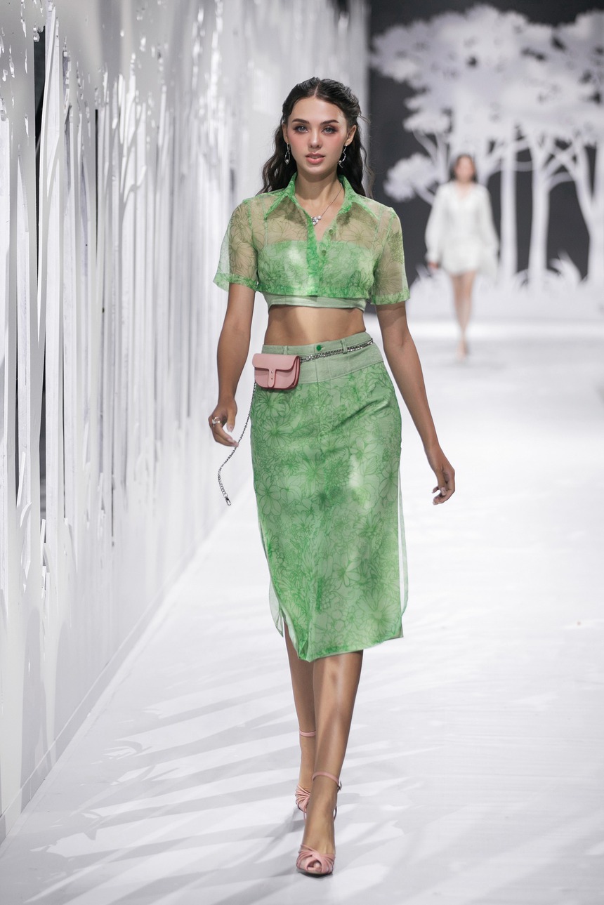 Tái xuất sàn catwalk sau sinh, vợ mẫu Tây của Bùi Tiến Dũng vượt mặt dàn Hoa hậu Việt Nam ở khoản này - Ảnh 3.