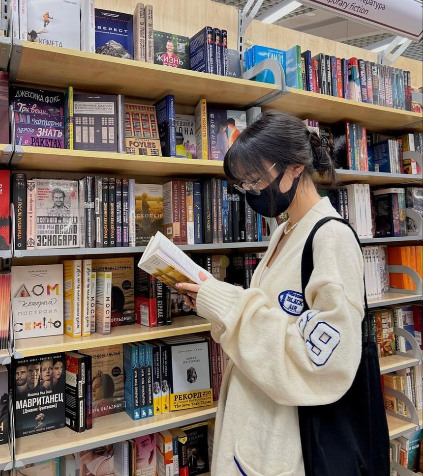 Người trẻ chi "tiền lớn tiền nhỏ" vào các lớp kỹ năng: Nghi thức, giọng nói đến cả viết luận, cái gì cũng học! - Ảnh 1.