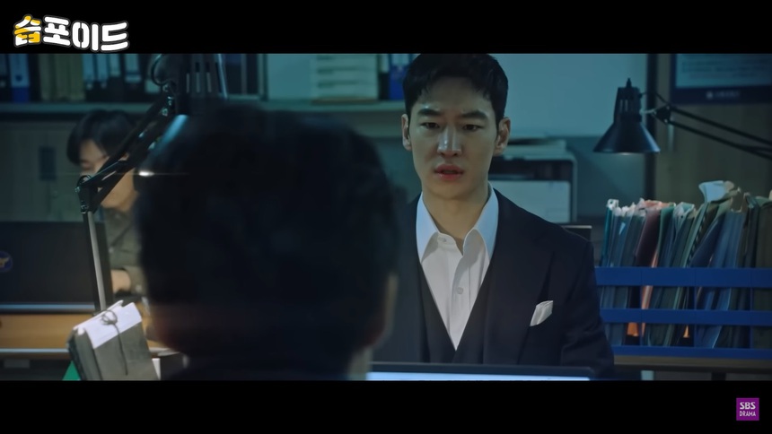 ‘Ẩn danh 2’ tập 11: Vừa thoát chết, Kim Do Gi đã bị bắt vì… đi bar - Ảnh 10. ‘Ẩn danh 2’ tập 11: Vừa thoát chết, Kim Do Gi đã bị bắt vì… đi bar - Ảnh 10.