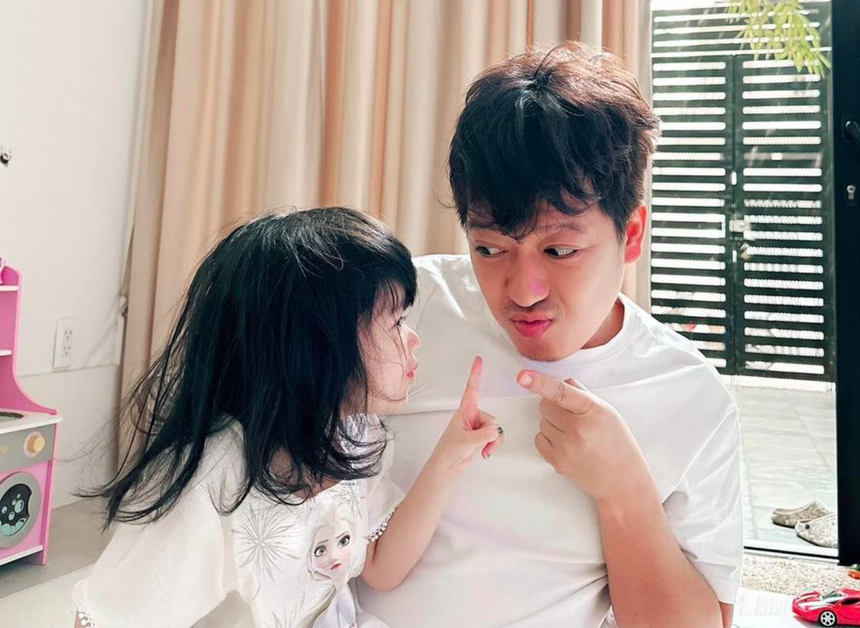 Trường Giang hiếm hoi để lộ gương mặt ái nữ, cưng chiều 'thế lực nhí' tới mức này! - Ảnh 4.