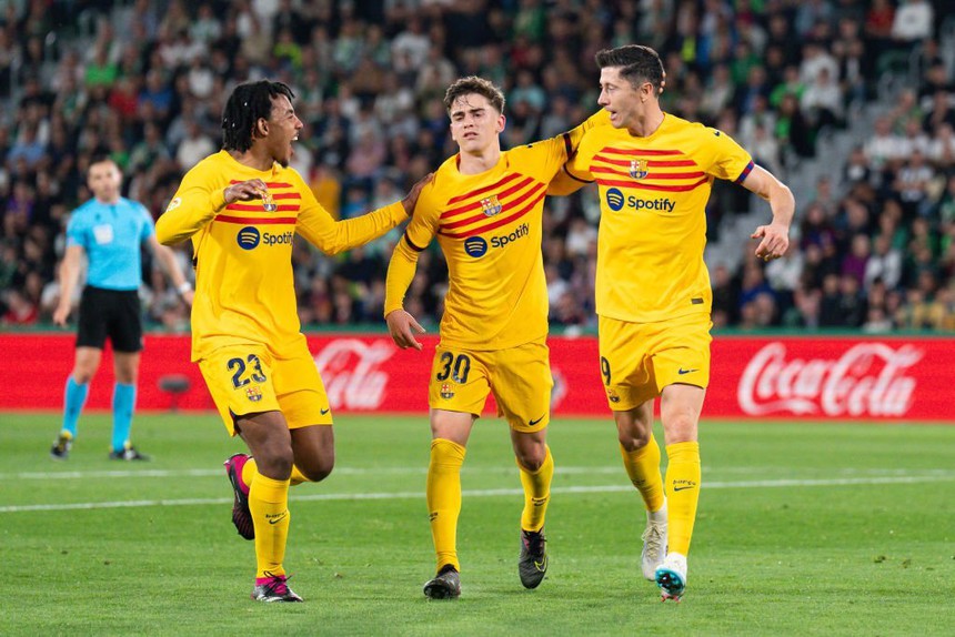 Lewandowski vẫn rực sáng như thường lệ, Barcelona dễ dàng 'bắt nạt' đội cuối bảng - Ảnh 4.