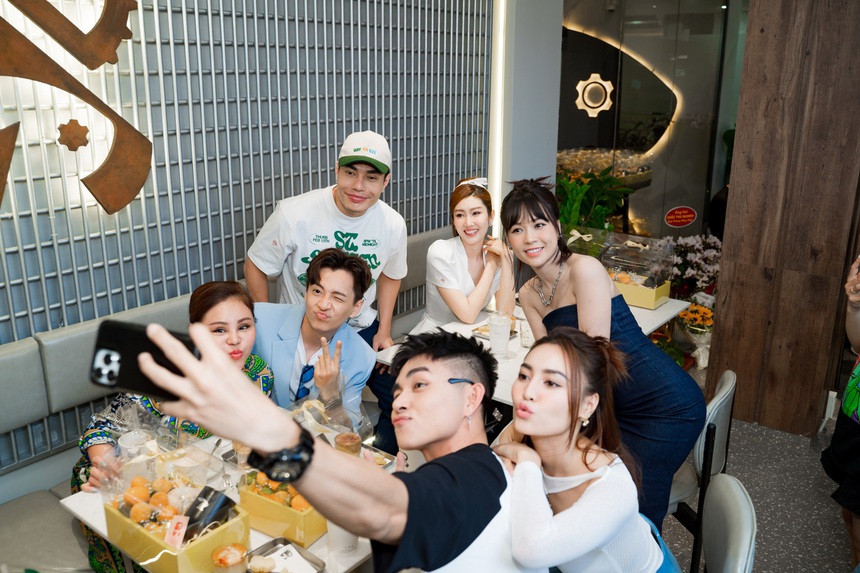 Dàn cast Running Man bất ngờ hội ngộ, 2 anh lớn hạng A vắng mặt vì sao? - Ảnh 1.