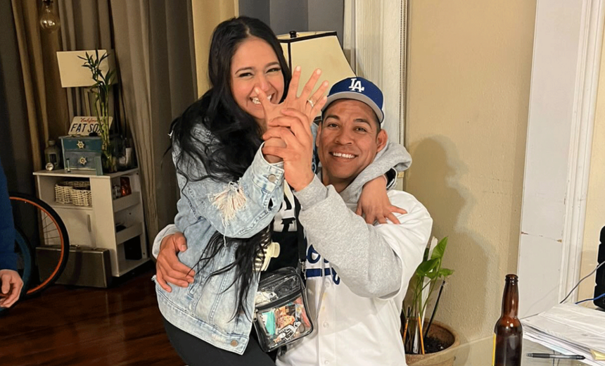 Bị dính đòn và rơi luôn nhẫn: Cái kết đáng quên của anh chàng cầu hôn bạn gái ngay trên sân bóng - Ảnh 3. Bị dính đòn và rơi luôn nhẫn: Cái kết đáng quên của anh chàng cầu hôn bạn gái ngay trên sân bóng - Ảnh 3.