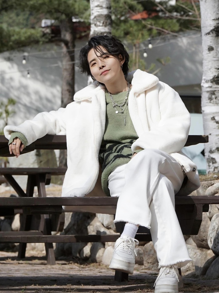 Vũ Cát Tường cùng dàn ca sĩ hát trên đường tuyết ở Hàn Quốc - Ảnh 1.