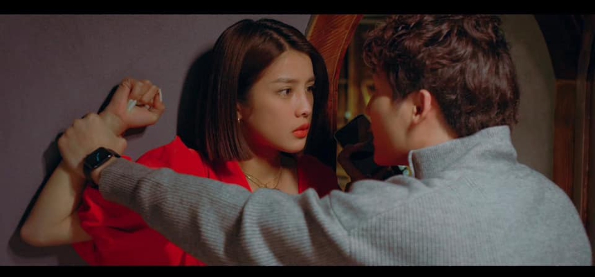 Đình Tú liên tục diện đồ đôi, 'bán bánh mì' nuôi Trình Mỹ Duyên - Ảnh 1.