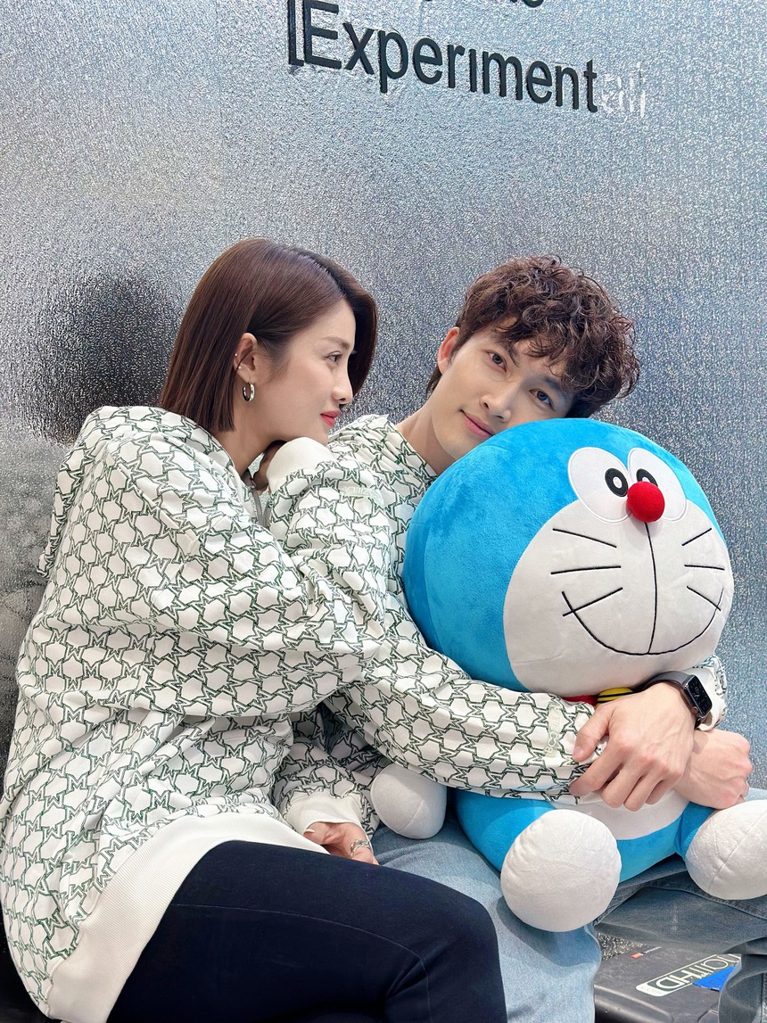 Đình Tú liên tục diện đồ đôi, 'bán bánh mì' nuôi Trình Mỹ Duyên - Ảnh 6.