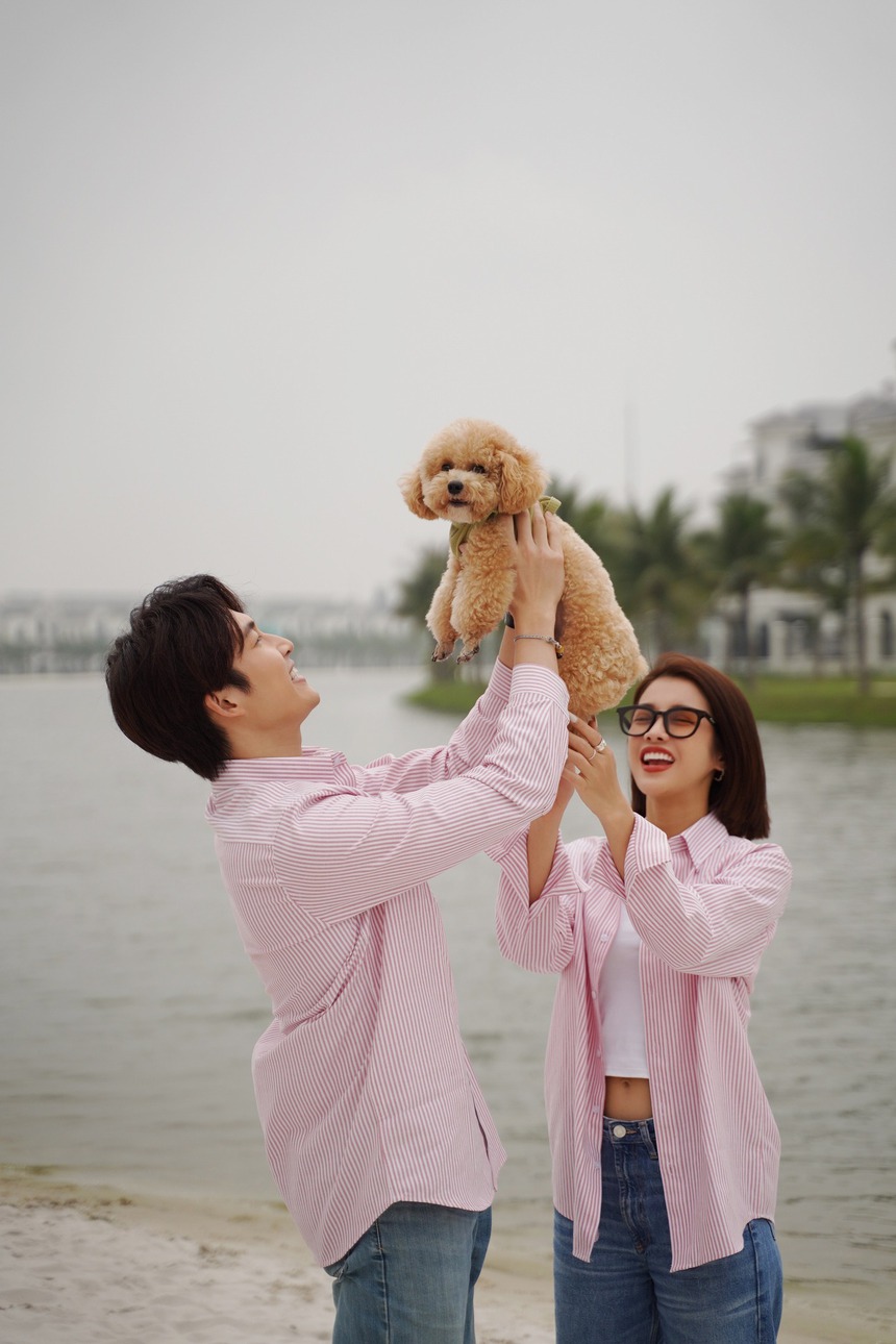 Đình Tú liên tục diện đồ đôi, 'bán bánh mì' nuôi Trình Mỹ Duyên - Ảnh 4.