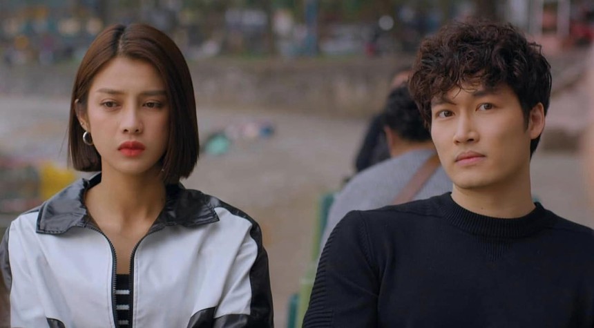 Đình Tú liên tục diện đồ đôi, 'bán bánh mì' nuôi Trình Mỹ Duyên - Ảnh 2.