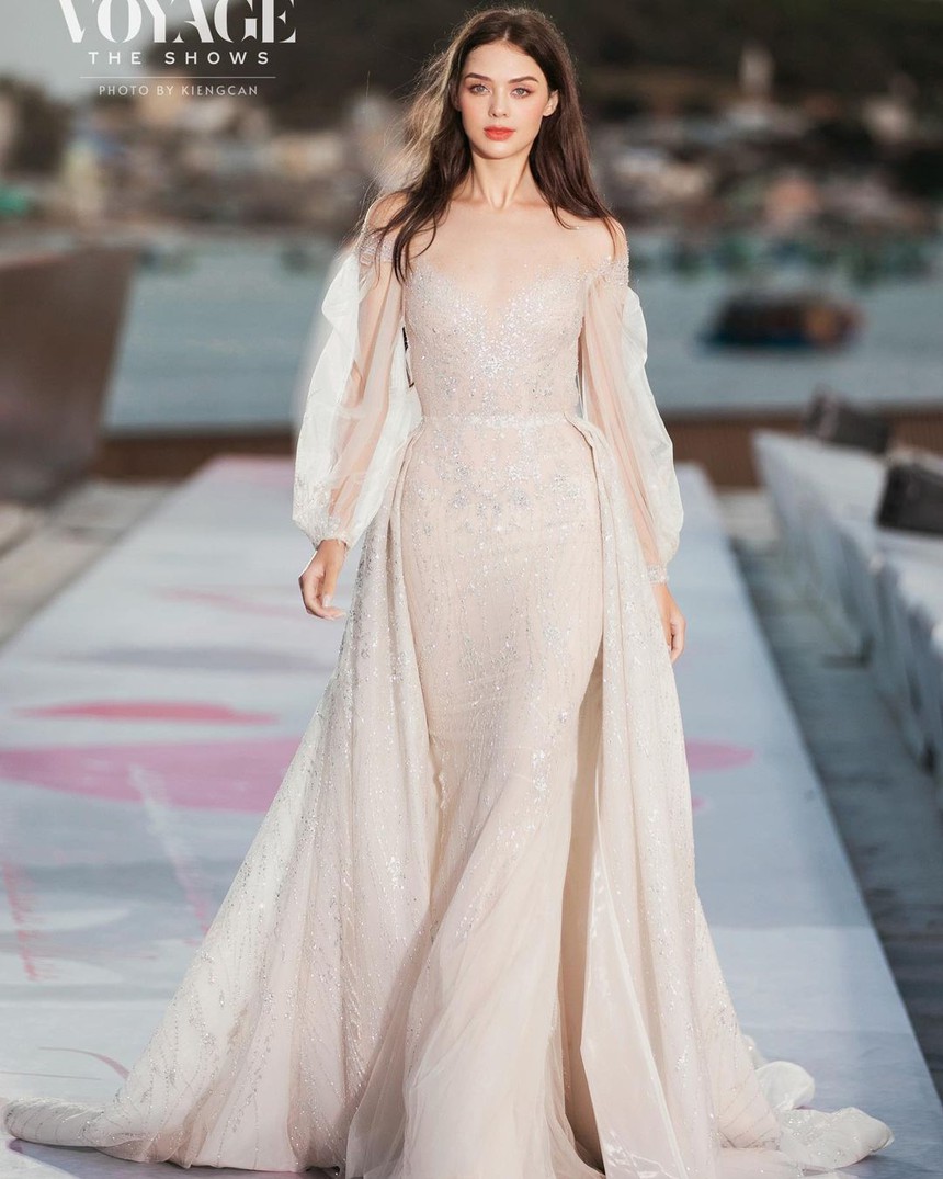 Vợ mẫu Tây của Bùi Tiến Dũng đẹp như nữ thần, phản ứng của chàng mới gây chú ý - Ảnh 2. Vợ mẫu Tây của Bùi Tiến Dũng đẹp như nữ thần, phản ứng của chàng mới gây chú ý - Ảnh 2.