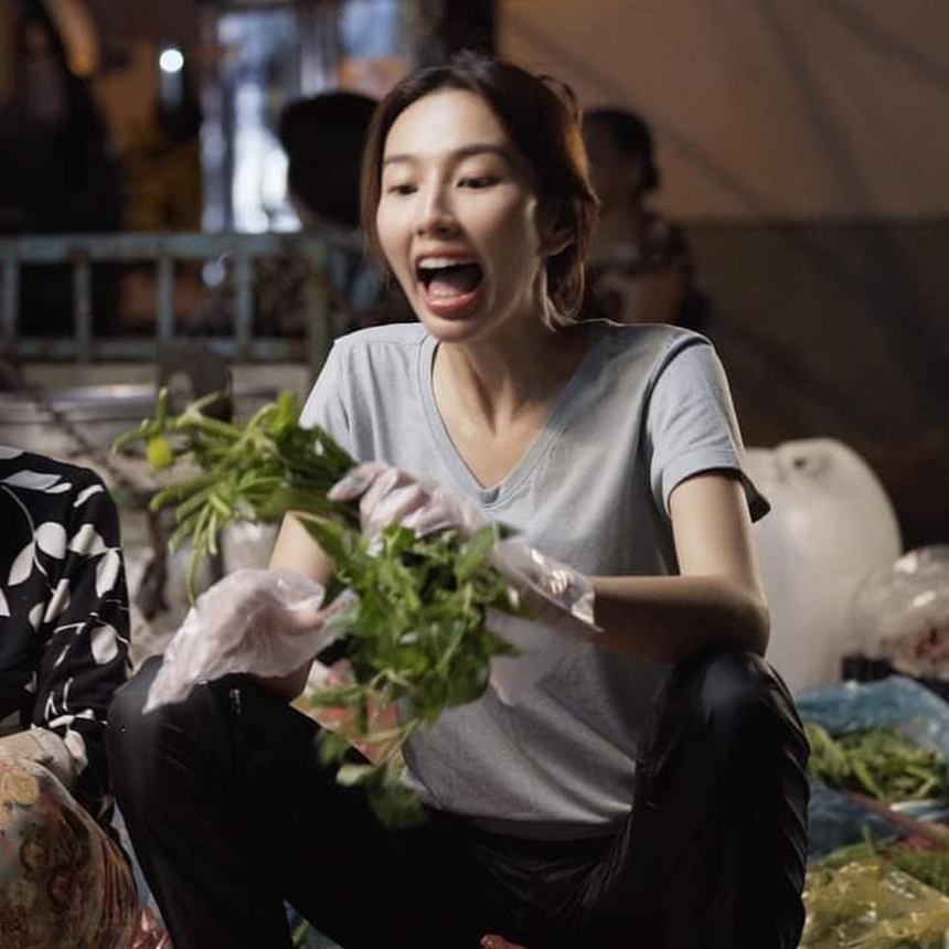 Giữa lúc dàn người đẹp Vbiz từng thi Miss International lần lượt lên xe hoa, duy chỉ có 1 nàng hậu vẫn đang chăm chỉ bán rau - Ảnh 2. Giữa lúc dàn người đẹp Vbiz từng thi Miss International lần lượt lên xe hoa, duy chỉ có 1 nàng hậu vẫn đang chăm chỉ bán rau - Ảnh 2.