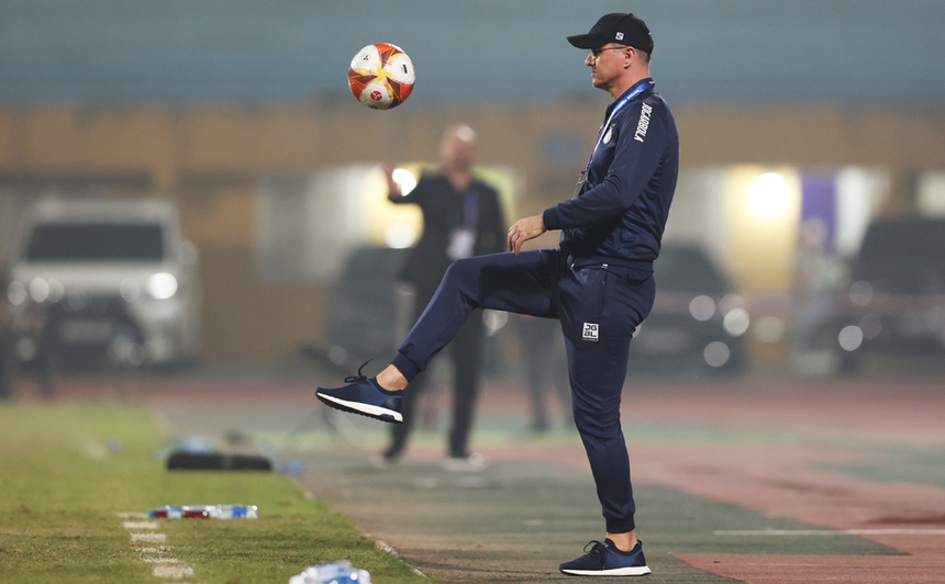 CLB Hà Nội và cách tân chiến thuật thú vị từ HLV Bandovic - Ảnh 1. CLB Hà Nội và cách tân chiến thuật thú vị từ HLV Bandovic - Ảnh 1.