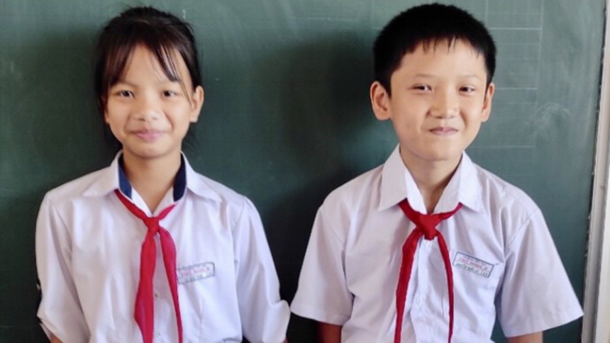 Khen thưởng hai học sinh nhặt được hơn 100 triệu đồng trả người mất - Ảnh 1.