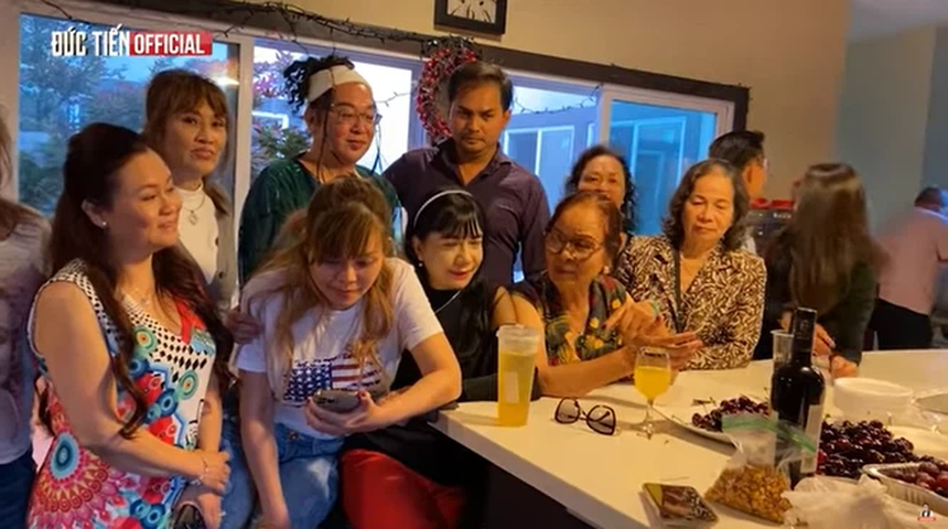 Mẹ Bằng Kiều tuổi 83: Một tay buôn bán nuôi mười mấy con, quán xuyến biệt thự 2000 mét vuông tại Mỹ - Ảnh 4. Mẹ Bằng Kiều tuổi 83: Một tay buôn bán nuôi mười mấy con, quán xuyến biệt thự 2000 mét vuông tại Mỹ - Ảnh 4.