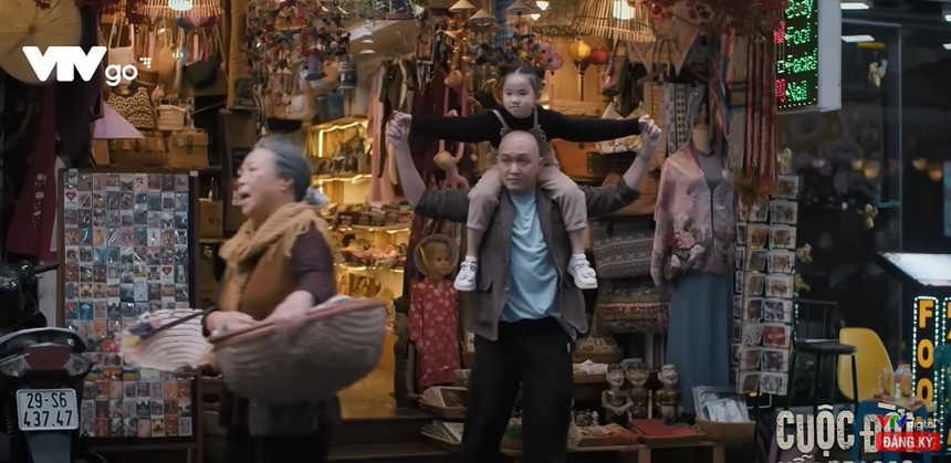 'Cuộc đời vẫn đẹp sao' tập 4: Chồng 'đã khuất' của Luyến bất ngờ trở về giữa phố - Ảnh 6.