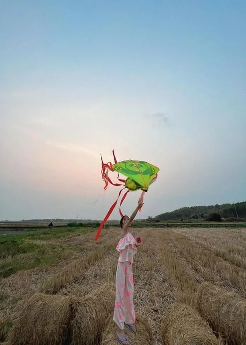 Hà Tăng khoe ảnh thả diều với con, fan xuýt xoa chiều cao khủng của ái nữ - Ảnh 3.