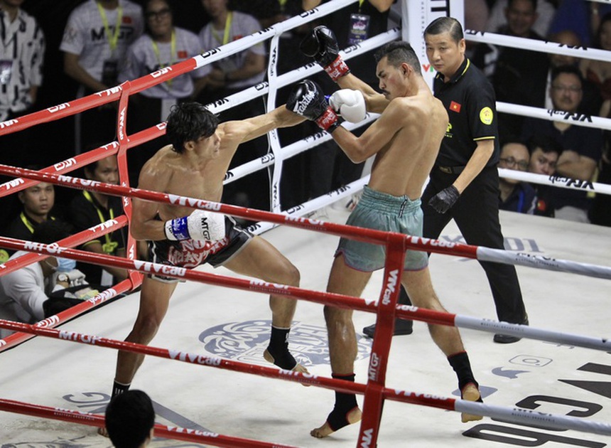 Bị đối thủ Thái Lan khiêu khích, Nguyễn Trần Duy Nhất đáp trả mạnh mẽ, giành luôn đai bạc MTGP - Ảnh 3. Bị đối thủ Thái Lan khiêu khích, Nguyễn Trần Duy Nhất đáp trả mạnh mẽ, giành luôn đai bạc MTGP - Ảnh 3.