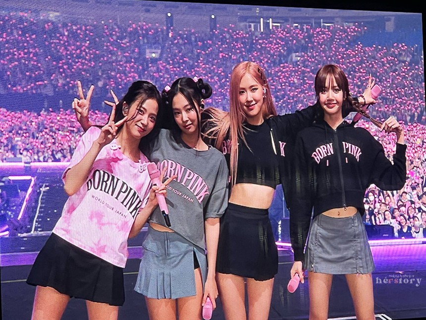 Jennie và Lisa liên tục gây tranh cãi vì hở hang trên sân khấu, stylist BLACKPINK ngày càng quá đà?  - Ảnh 1.