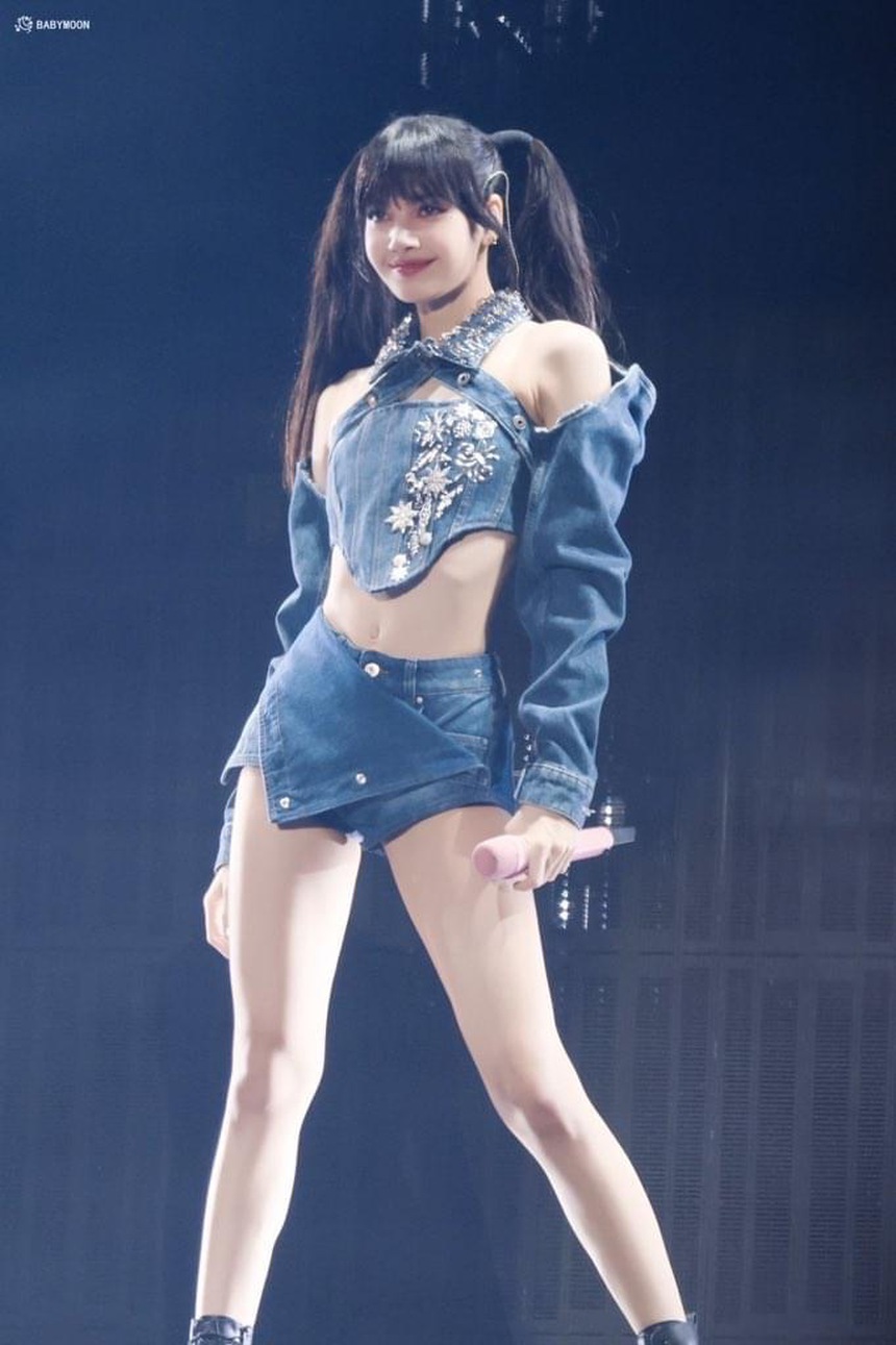 Jennie và Lisa liên tục gây tranh cãi vì hở hang trên sân khấu, stylist BLACKPINK ngày càng quá đà?  - Ảnh 11.