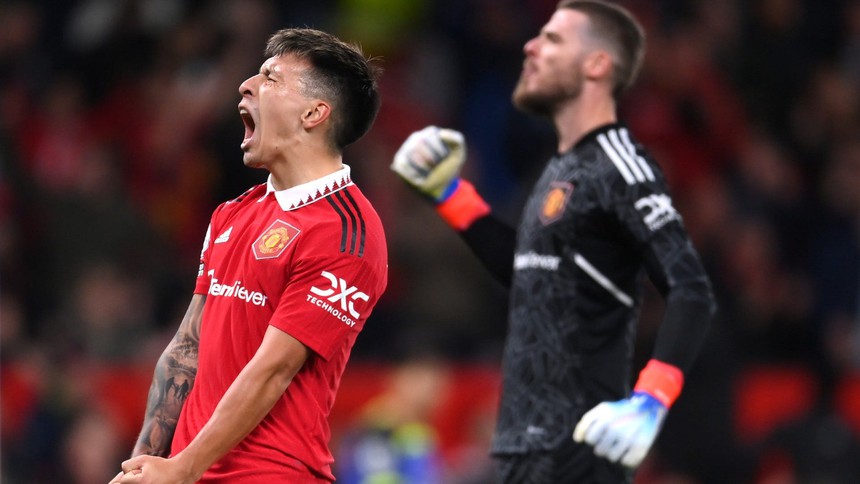 Fan MU xúc động cảnh Lisandro Martinez quỳ gối ăn mừng bàn thắng của Martial - Ảnh 2.